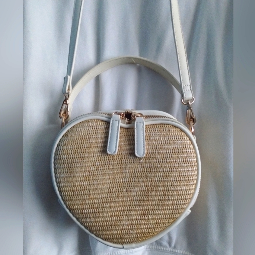 Heart-Shaped Woven Crossbody Bag NWOT - Picture 2 of 5